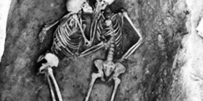 tình yêu vĩnh cửu qua nụ hôn 2800 năm.