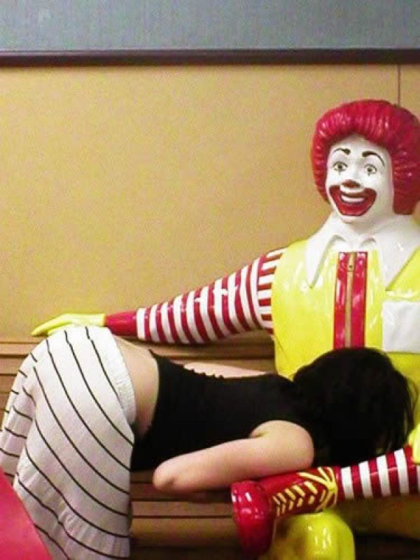 bức tượng McDonald được nhiều người bj nhất.