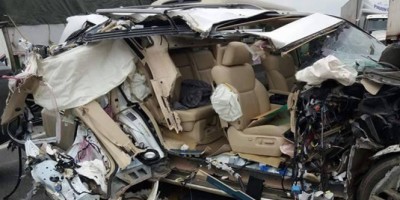 Tai nạn giao thông khiến xe Lexus vỡ nát.